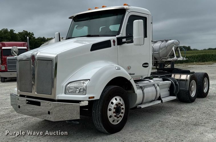 2017 Kenworth T880 semi truck - EM2167