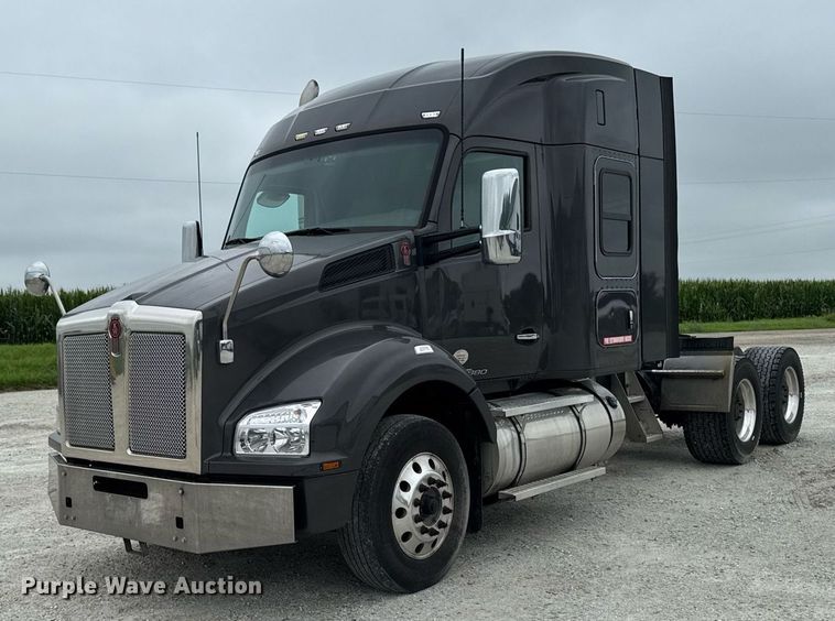 2017 Kenworth T880 semi truck - EM2168