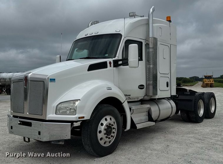 2015 Kenworth T880 semi truck - EM2171