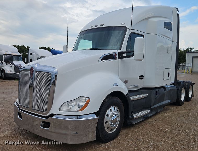 2018 Kenworth T680 semi truck - EO4558