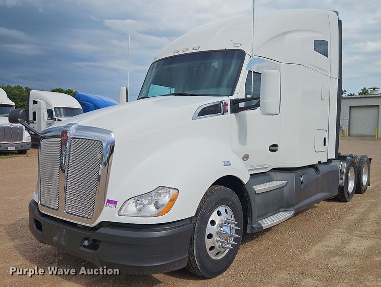 2017 Kenworth T680 semi truck - EO4559