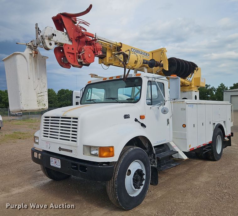 2001 International 4700 digger derrick truck - EO4560