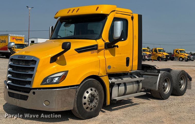 2022 Freightliner Cascadia 126 semi truck - EU2025