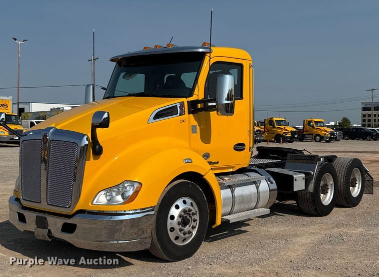 2020 Kenworth T680 semi truck - EU2027