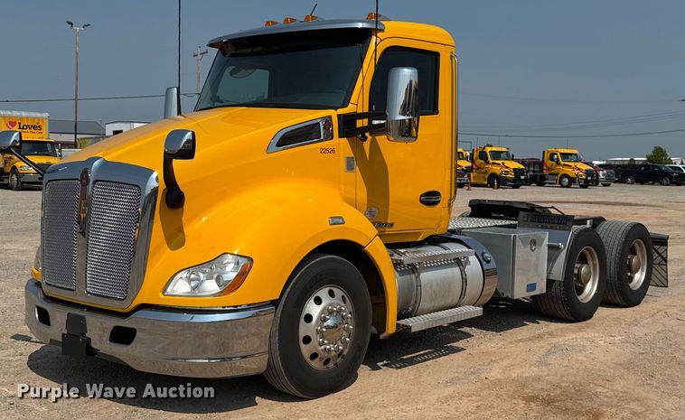 2022 Kenworth T680 semi truck - EU2039