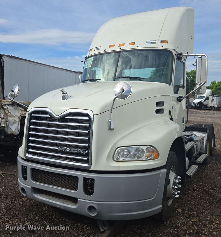 2017 Mack CXU613 semi truck - YA0518