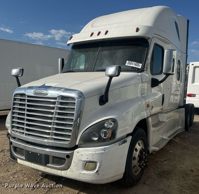 2017 Freightliner Cascadia 125 semi truck - YA0536