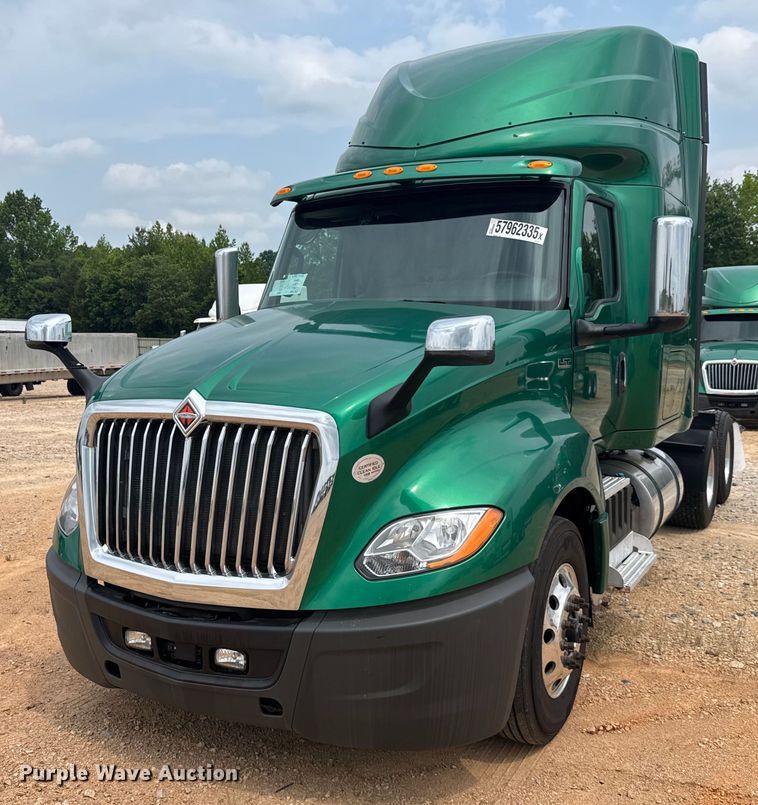 2020 International LT625 semi truck - YA0560