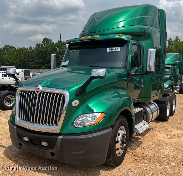 2020 International LT625 semi truck - YA0564