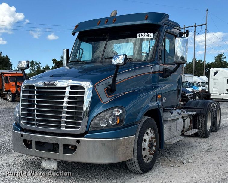 2019 Freightliner Cascadia semi truck - YA0657