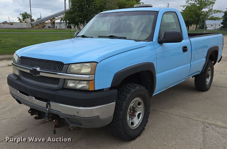 2004 Chevrolet Silverado 2500HD pickup truck - EM2151