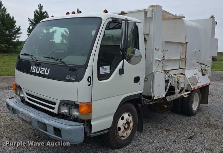 2001 Isuzu NPR refuse truck - DR3944