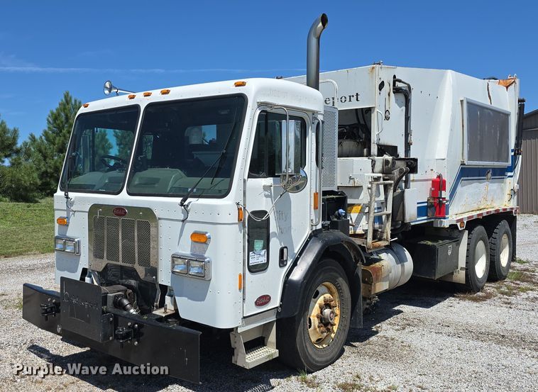 2016 Peterbilt 320 refuse truck - DR3945
