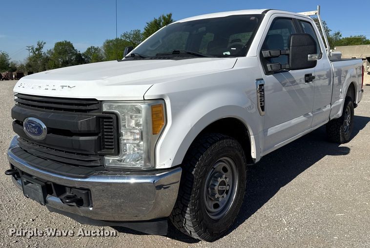 2017 Ford F250 Super Duty XL SuperCab pickup truck - DS3704