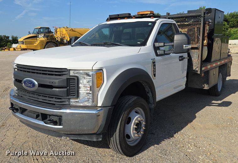 2017 Ford F550 Super Duty XL flatbed pickup truck - DS3835