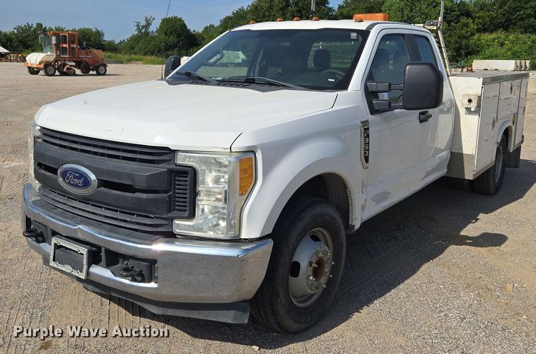 2017 Ford F350 XL SuperCab utility bed pickup truck - DS3838