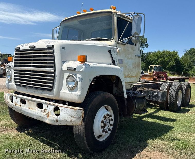 1982 Ford LNT8000 truck cab and chassis - DS3843