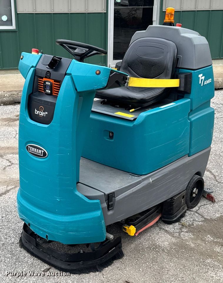 2019 Tennant T7AMR floor scrubber - DU9041
