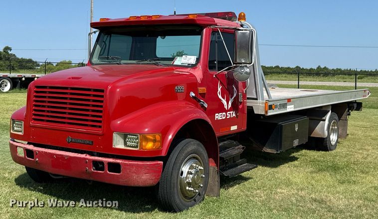 1999 International 4700 rollback truck - DW5125