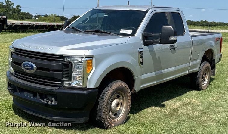 2017 Ford F250 Super Duty SuperCab pickup truck - DW5126