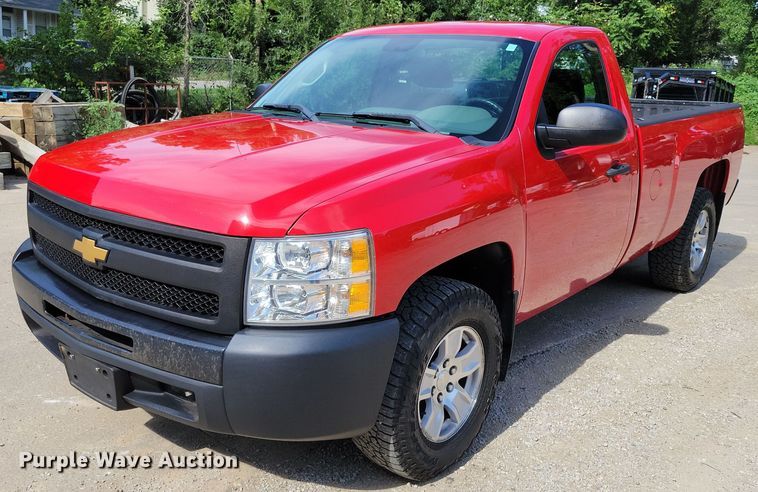 2013 Chevrolet Silverado 1500 pickup truck - DX7185