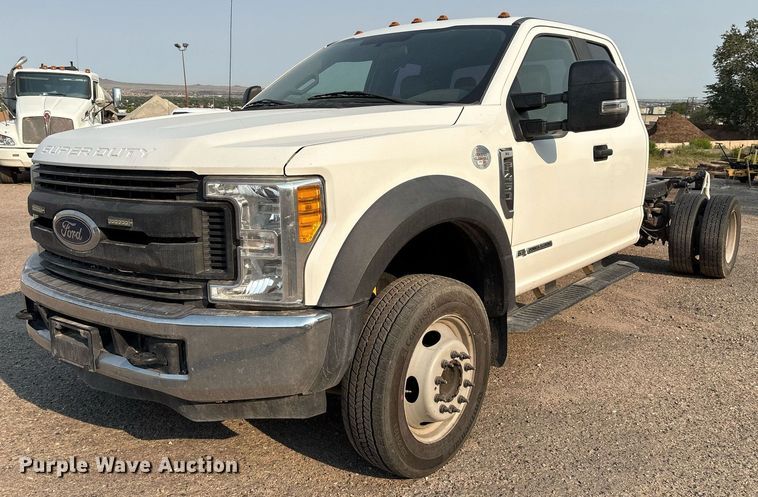 2017 Ford F450 Super Duty XL SuperCab truck cab and chassis - DX8014