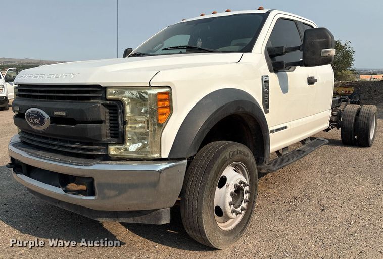 2017 Ford F450 Super Duty XL SuperCab truck cab and chassis - DX8015