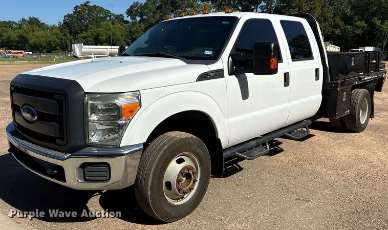 2013 Ford F350 Super Duty Crew Cab flatbed truck - DY0865