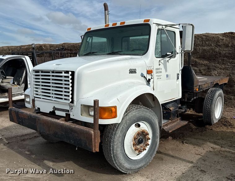 2000 International 4900 flatbed truck - DZ8740