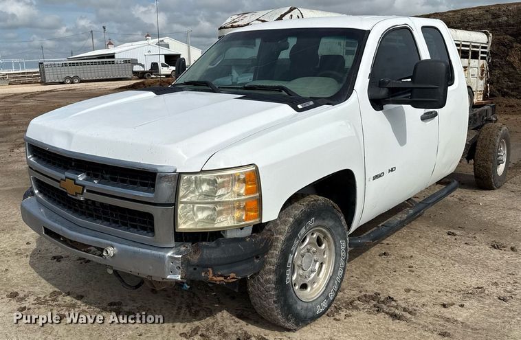 2008 Chevrolet Silverado 2500HD Ext. Cab pickup truck cab and chassis - DZ8742