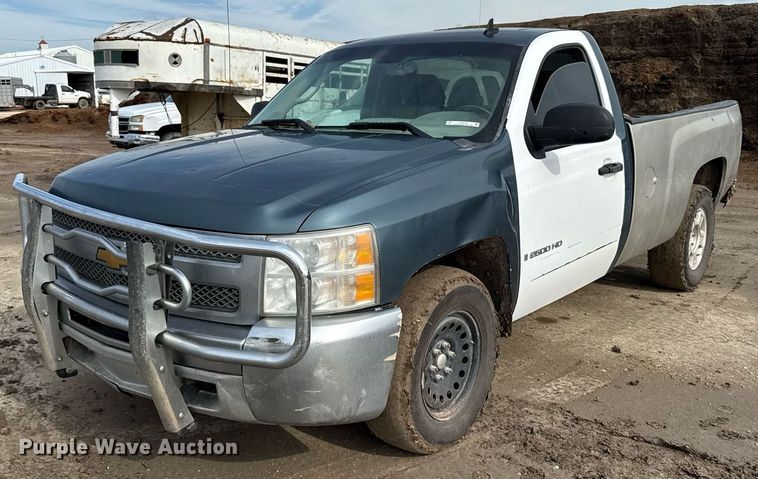 2013 Chevrolet Silverado 1500 pickup truck - DZ8745
