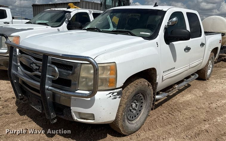 2010 Chevrolet Silverado 1500 Crew Cab pickup truck - DZ8757