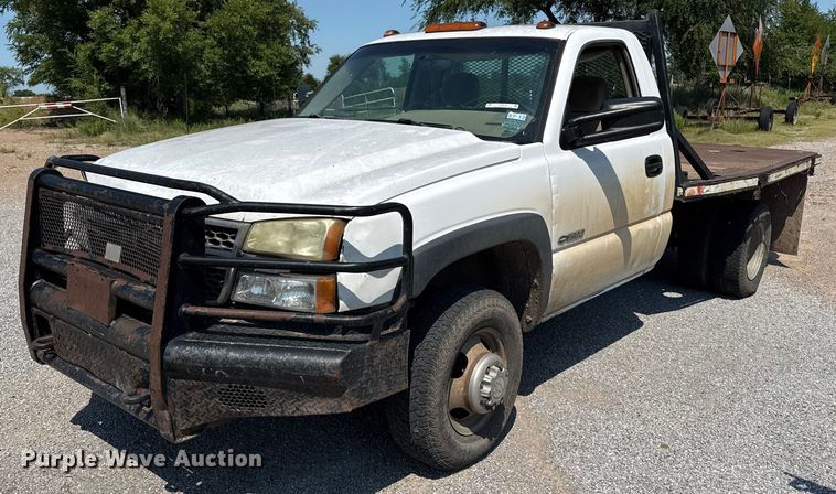 2006 Chevrolet Silverado 3500 LS  flatbed pickup truck - DZ8818