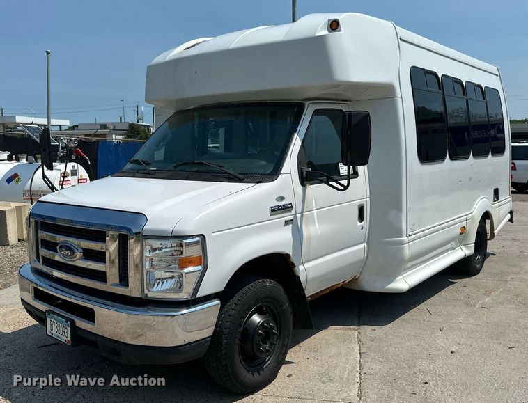 2012 Ford E450 Super Duty shuttle bus - EB2805