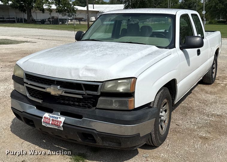 2007 Chevrolet Silverado 1500 Ext. Cab pickup truck - ED4448