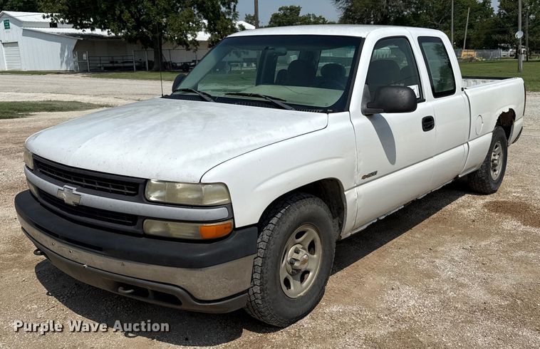 2002 Chevrolet Silverado Ext. Cab pickup truck - ED4450