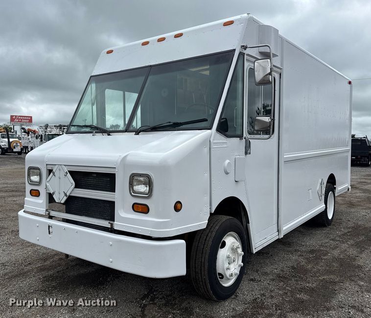 2001 Freightliner MT45  delivery truck - EG5889