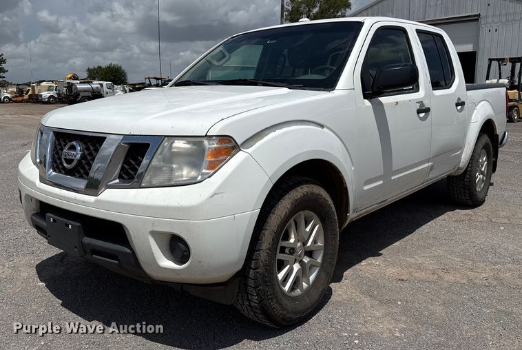 2017 Nissan Frontier Crew Cab pickup truck - EJ4675