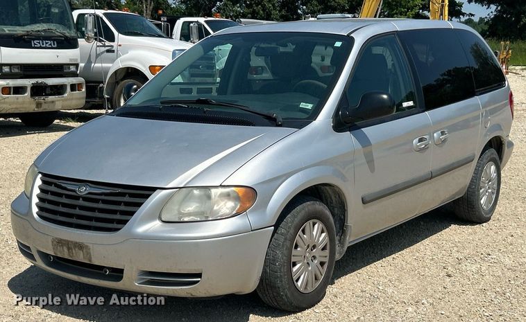 2007 Chrysler Town And Country van - EK8433
