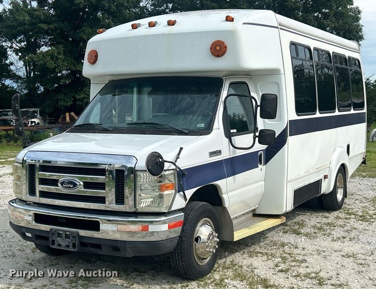 2008 Ford E450 Super Duty shuttle bus - EK8445