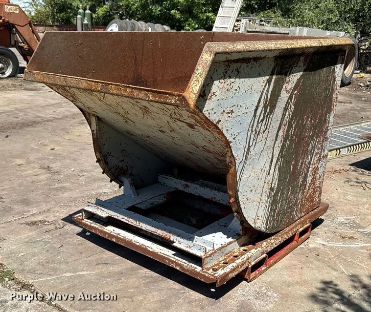 Self dumping hopper - EM2182