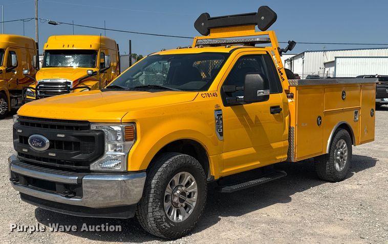 2022 Ford F350 Super Duty  utility bed pickup truck - EU2068