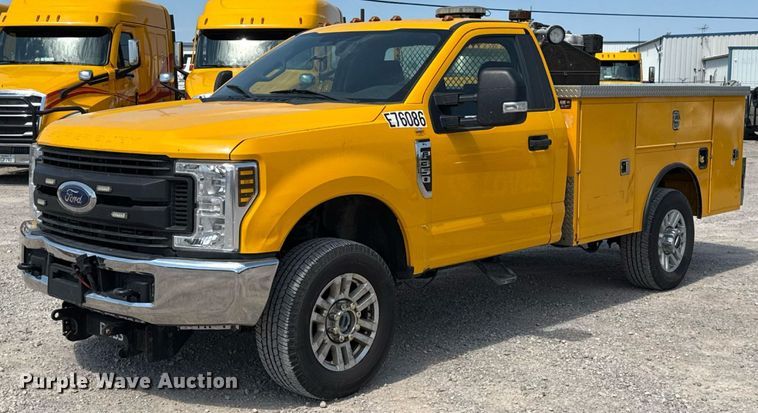 Ford F350 utility bed pickup truck - EU2071