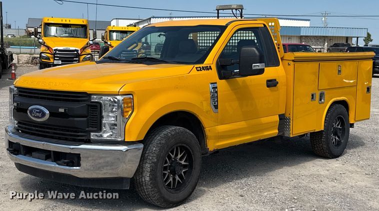 2017 Ford F350 Super Duty  utility bed pickup truck - EU2072