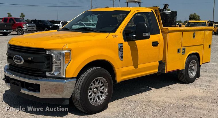 Ford F350 Super Duty  utility bed pickup truck - EU2074
