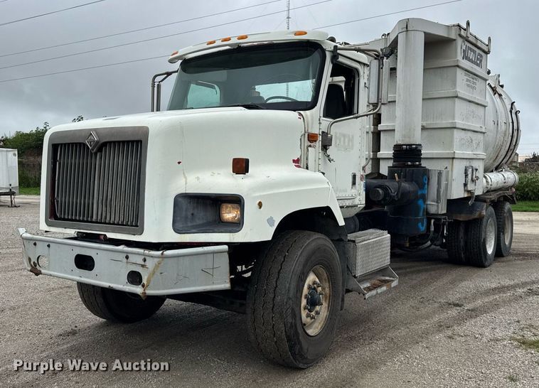 2003 International 5600 vacuum truck - DJ9655