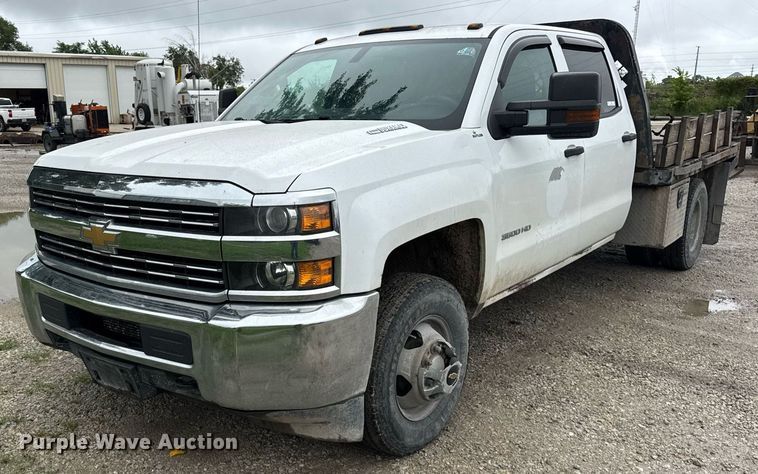 2016 Chevrolet Silverado 3500  Crew Cab flatbed pickup truck - DJ9656