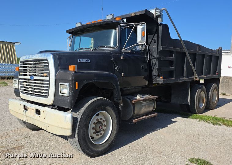 1995 Ford L8000 dump truck - DR3942