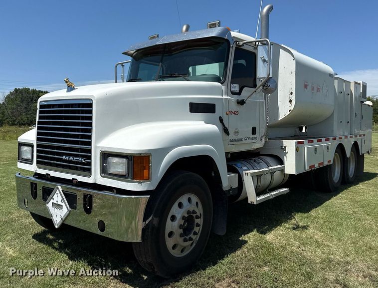 2013 Mack CHU613 fuel / lube truck - DS3846