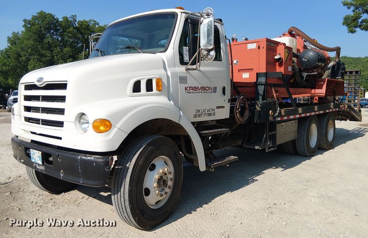 2000 Sterling Truck L7501 flatbed truck - DS3858